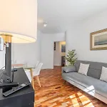 Pad With Harbor Views & Cool Aircon Bliss 아파트 푼샬