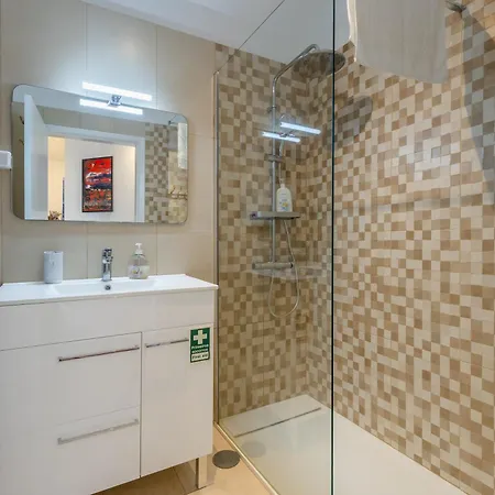 Apartment With Stunning Harbor View And Air Conditioning Unit *