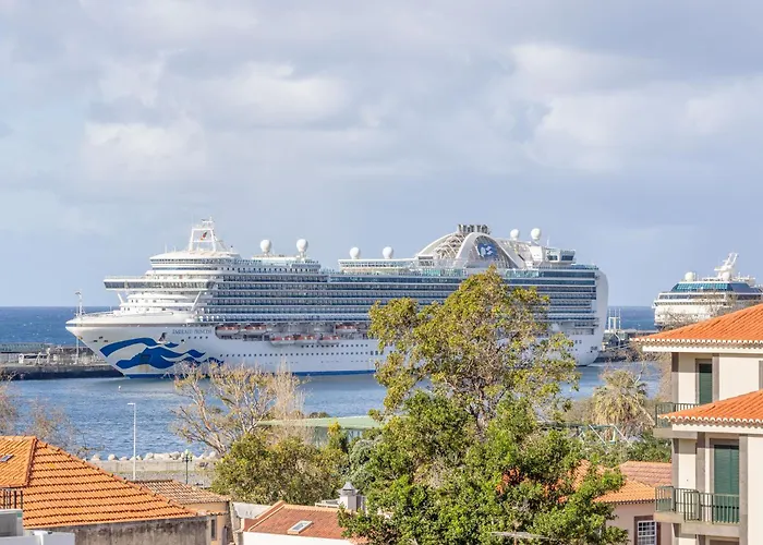 Pad With Harbor Views & Cool Aircon Bliss
