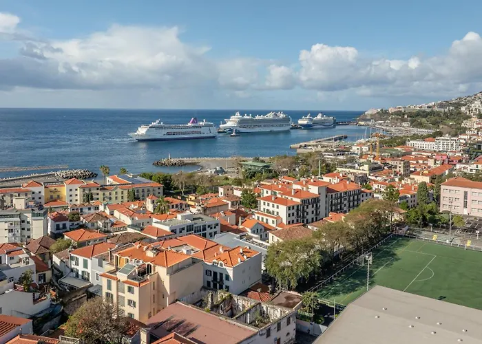 Pad With Harbor Views & Cool Aircon Bliss