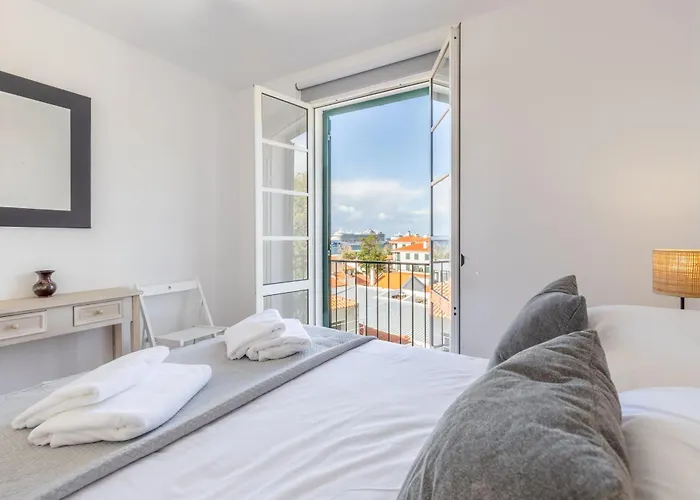 Pad With Harbor Views & Cool Aircon Bliss *