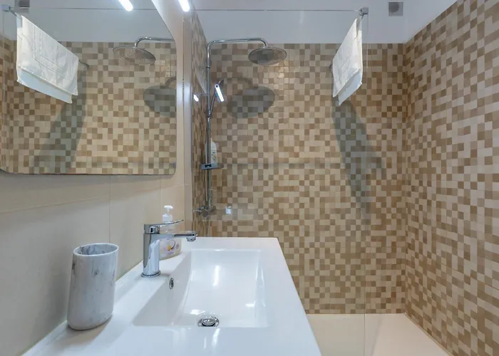 Pad With Harbor Views & Cool Aircon Bliss