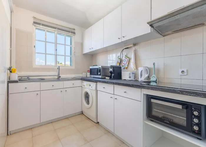 Pad With Harbor Views & Cool Aircon Bliss 丰沙尔