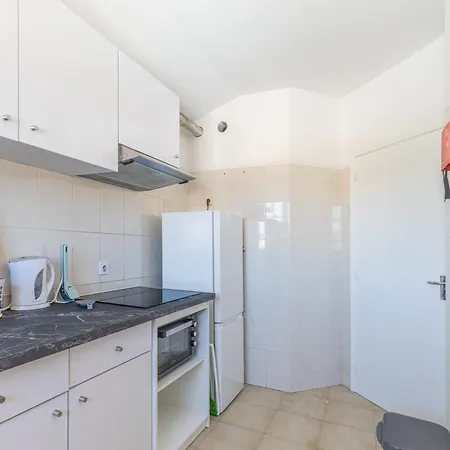 Daire Pad With Harbor Views & Cool Aircon Bliss *