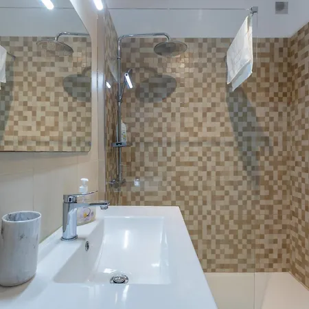 Pad With Harbor Views & Cool Aircon Bliss